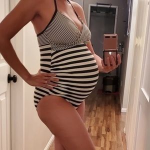 Liz Lange maternity swimsuit in size small
